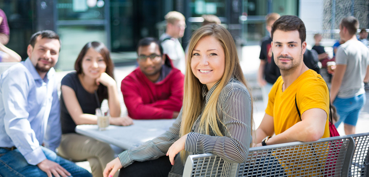 Internationale Studierende auf dem Mensa-Vorplatz (Foto: Stefan Berger / OvGU Magdeburg)